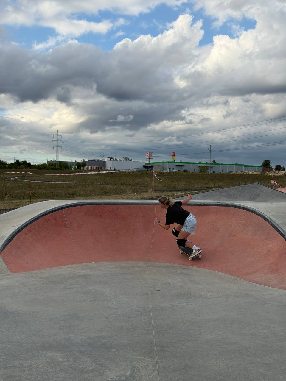 Surfskating a bowl on a cloudy afternoon.